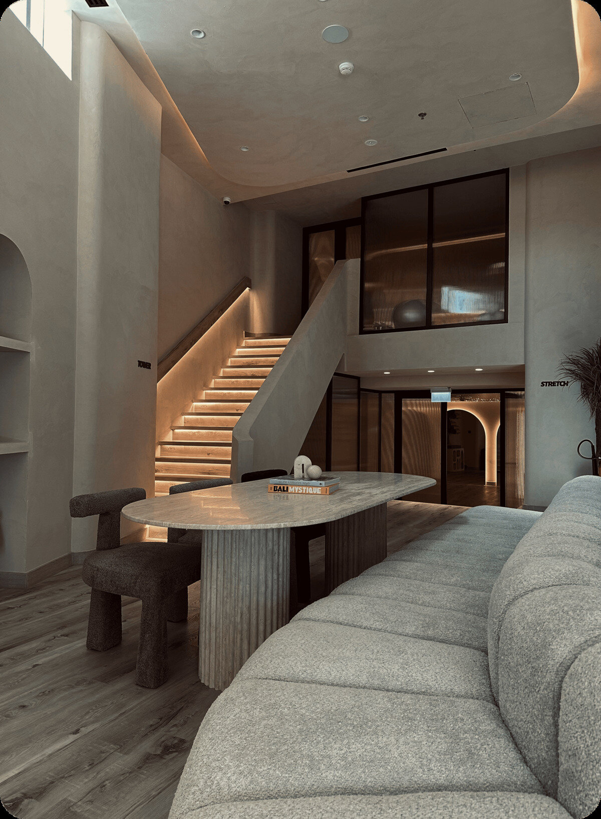 POSTURE. - Downtown Dubai